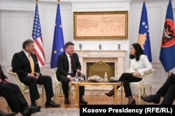 Predsednica Kosova Vjosa Osmani na sastanku sa zapadnim diplomatama Miroslavom Lajčakom i Gabrijelom Eskobarom. Priština, 6. jun 2023.