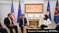 Presidentja e Kosovës, Vjosa Osmani, takohet me të dërguarit e SHBA-së dhe BE-së, Gabriel Escobarin dhe Mirosllav Lajçakun, 6 qershor 2023.
