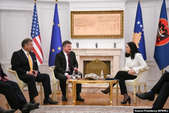 Presidentja e Kosovës, Vjosa Osmani, në takim me diplomatët perëndimorë, Mirosllav Lajçak dhe Gabriel Escobar. Prishtinë, 6 qershor 2023.