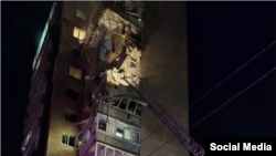 Один з «шахедів» поцілив в 14-поверхову багатоповерхівку, що призвело до руйнувань квартир на декількох поверхах, а також до пошкодження зовнішньої стіни.