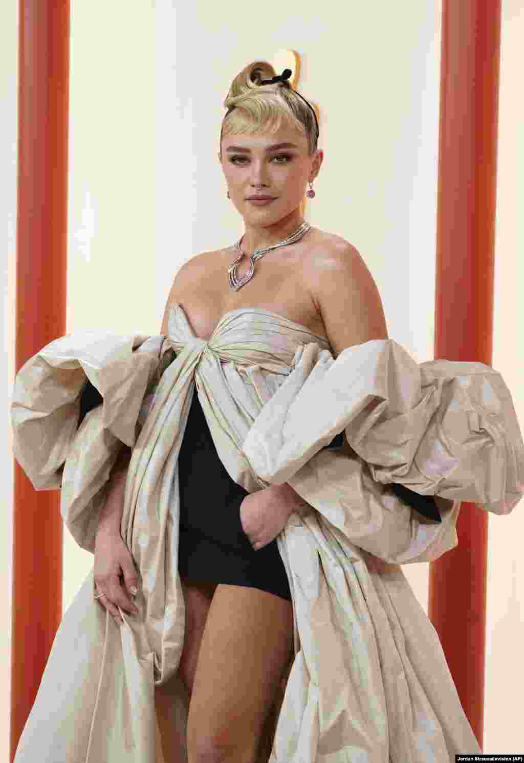 Florence Pugh stiže na dodjelu Oscara u nedjelju, 12. marta 2023., u Dolby Theatre u Los Angelesu.