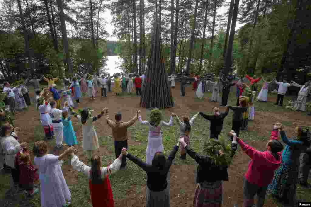 Ljudi prisustvuju festivalu Ivana Kupala, koji obilježava dan ljetnog solsticija, u Lenjingradskoj oblasti, Rusija, 20. juna 2024.&nbsp;