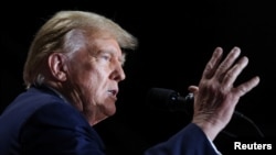 Кандидат в президенты от Республиканской партии и бывший президент США Дональд Трамп выступает во время предвыборного митинга в Ричмонде, штат Вирджиния, США, 2 марта 2024 года