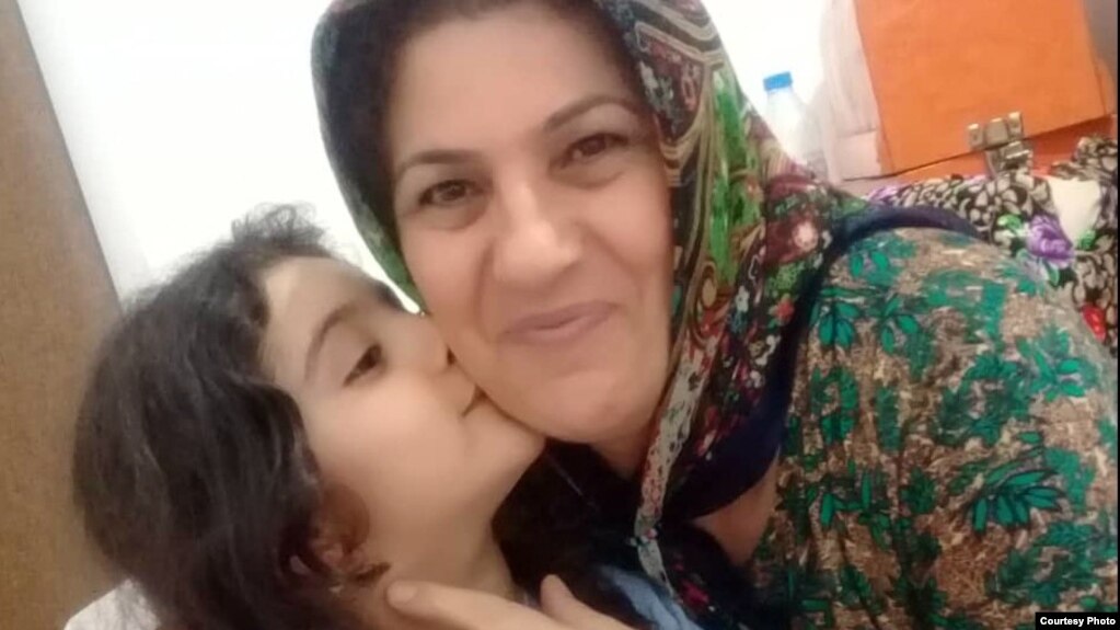کبری شیخه سقا در مهاباد با شلیک گلولۀ مأموران حکومتی کشته شد