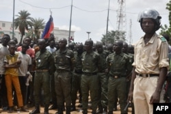 Митинг военных кадетов, стоящих с флагом России, в поддержку переворота в Нигере. Ниамей, 30 июля 2023 года
