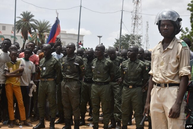 Митинг военных кадетов, стоящих с флагом России, в поддержку переворота в Нигере. Ниамей, 30 июля 2023 года