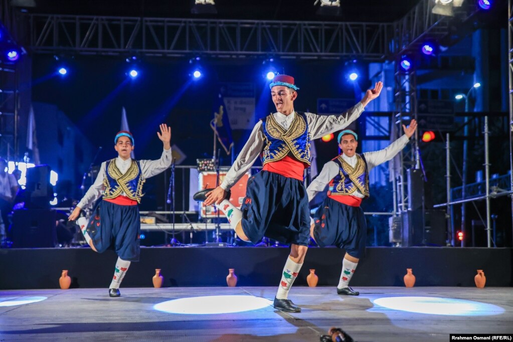 Përveç garës në vallëzim, pjesëmarrësit kanë marrë pjesë edhe në një ekskursion kulturor, duke vizituar disa vende të Kosovës, përfshirë Prizrenin dhe burimin e Drinit të Bardhë dhe disa vende të tjera.&nbsp;