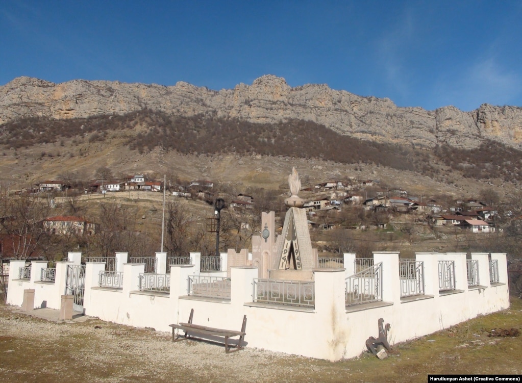 Një zonë përkujtimore e Luftës së Dytë Botërore në Dasalti/Karintak, e fotografuar në janar të vitit 2015.