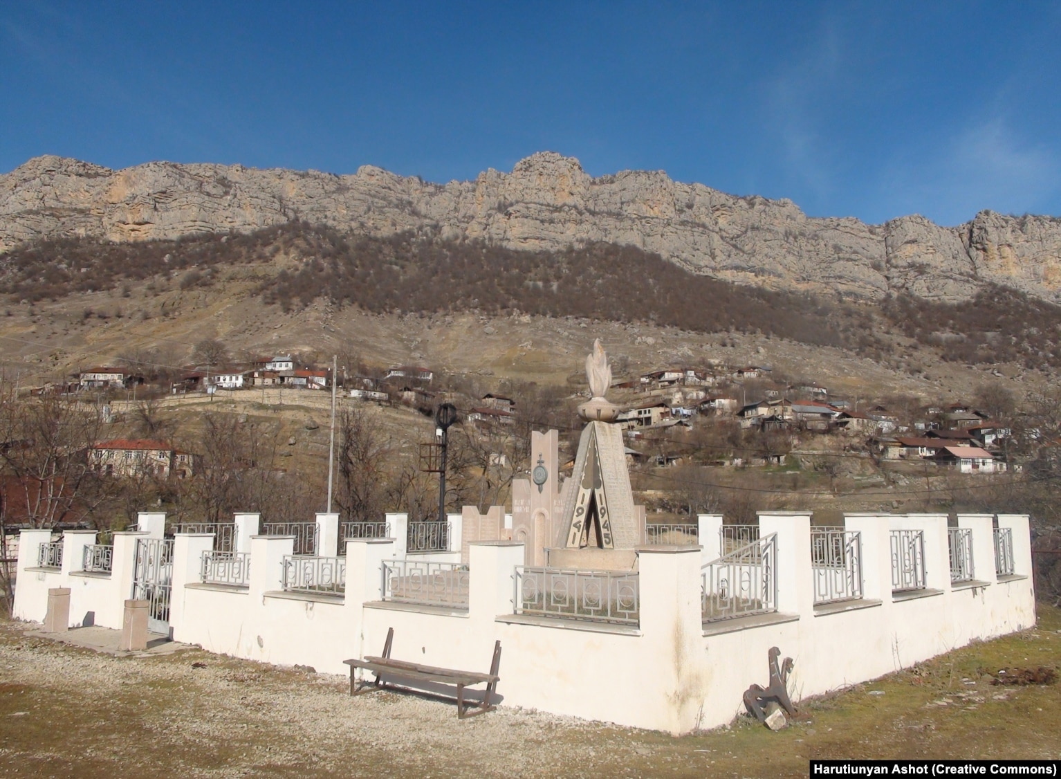 Një zonë përkujtimore e Luftës së Dytë Botërore në Dasalti/Karintak, e fotografuar në janar të vitit 2015.