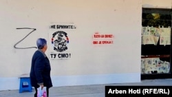 Mbishkrime të "Brigadës së Veriut" në Mitrovicë të Veriut, ku thuhet: "Mos u shqetësoni, jemi këtu" dhe "NATO shko në shtëpi, kjo është Serbi".