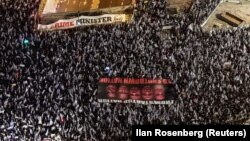 Protivnici pravosudnih reformi desničarske vlade Benjamina Netanjahua izašli su na ulice Tel Aviva osmu subotu zaredom, ne odustajući od svojih zahteva da se sporni plan povuče, 25. februar 2023. 