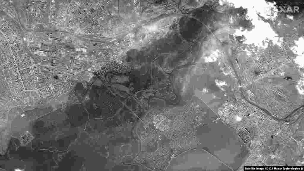 A before-and-after overview of Orsk and the Ural River As of April 10, a total of 12,817 homes and 14,969 household plots were inundated by the floodwaters.