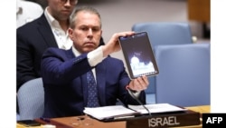 Ambasadorul israelian la ONU Gilad Erdan a prezentat în Consiliul de Securitate, pe 14 aprilie, imagini cu rachete și drone deasupra Ierusalimului, parte din atacul iranian din ajun. Israelienii au spus încă de atunci că pregătesc o ripostă. 