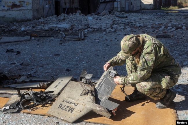یک نظامی اوکراینی در حال وارسی یک پهپاد شاهد ۱۳۶ ساخت ایران که شاقط شده است، ۲۰۲۲