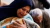 Žena plače držeći tijelo djeteta ubijenog u izraelskim napadima na Rafu, 8. februar 2024.