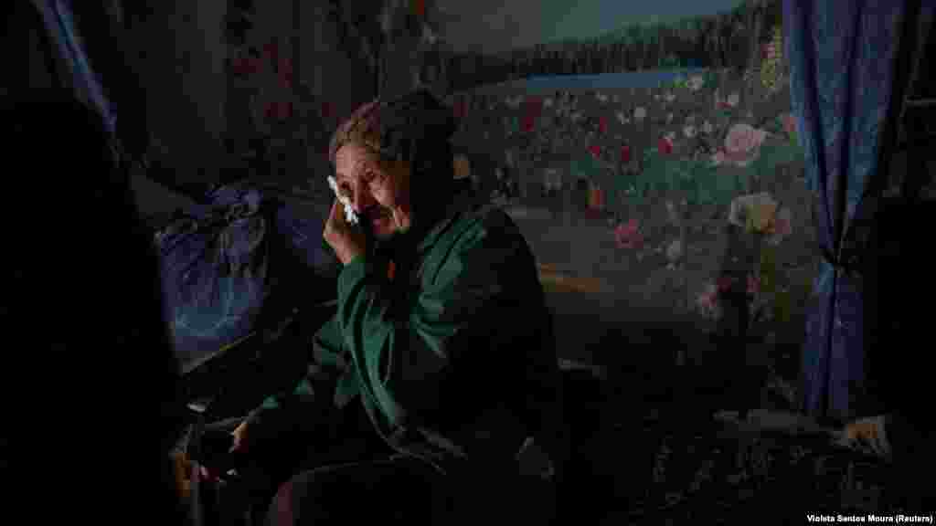 Lyubov Vasilivna, 71, plače dok navodi razloge zbog kojih ne može da se evakuiše iz kuće u kojoj je rođena u selu Semenivka, u blizini grada Avdijevke na frontu, u istočnoj Donjeckoj oblasti Ukrajine.