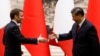 Președintele francez Emmanuel Macron (stânga) și președintele chinez Xi Jinping își strâng mâna în timpul întâlnirii din Marea Sală a Poporului din Beijing, la 6 aprilie.