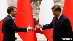 Președintele francez Emmanuel Macron (stânga) și președintele chinez Xi Jinping își strâng mâna în timpul întâlnirii din Marea Sală a Poporului din Beijing, la 6 aprilie.
