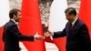 Kineski predsjednik Xi Jinping (desno) i francuski predsjednik Emmanuel Macron rukuju se u Velikoj dvorani naroda u Pekingu 6. aprila 2023.