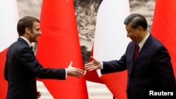 Presidenti i Francës, Emmanuel Macron, dhe udhëheqësi kinez, Xi Jinping, gjatë takimit të tyre në Pekin më 6 prill 2023. 