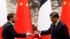 Președintele chinez Xi Jinping și președintele francez Emmanuel Macron își strâng mâna în Sala Mare a Poporului, la Beijing, China, 6 aprilie 2023. 
