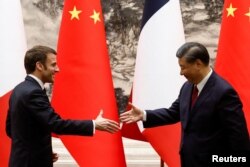 Президент Франции Эммануэль Макрон (слева) и глава Китая Си Цзиньпин. Пекин, 6 апреля 2023 года