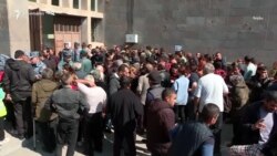 «Որդիս ու թոռս անհետ կորած են». Սովից ու պատերազմից հետո ՀՀ եկած արցախցիները հարազատներին են փնտրում