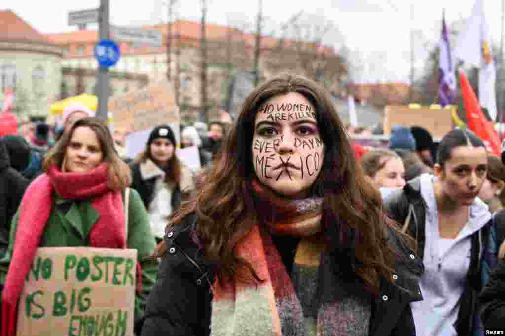 Nën sloganin &ldquo;Së bashku jemi më të forta&rdquo;, në Berlin, kryeqyteti i Gjermanisë, po mbahen protesta me rastin e 8 Marsit.