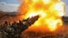 Український танк веде вогонь по російських позиціях на передовій поблизу Бахмуту на Донеччині, 26 березня 2023 року