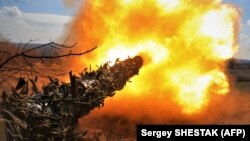 Український танк веде вогонь по російських позиціях на передовій поблизу Бахмуту на Донеччині, 26 березня 2023 року