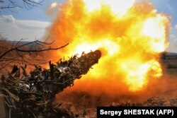 Украинский танк ведет огонь по российским позициям на передовой вблизи Бахмута Донецкой области, 26 марта 2023 года
