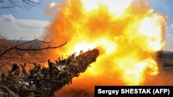 Український танк веде вогонь по російських позиціях на передовій поблизу Бахмуту на Донеччині, 26 березня 2023 року (ілюстраційне фото)