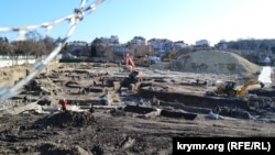 Раскопки на месте будущего историко-археологического парка, траншеи наполнены водой из подземных источников. Февраль 2022 года