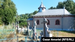  Местната черква и гробището до нея 