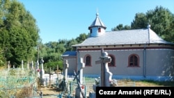 Biserica și cimitirul din Plauru sunt singurele semne de civilizație. Pentru școală, dispensar sau magazin, sătenii trebuie să meargă cel puțin 6 km, până în prima localitate.