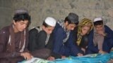 د صبریو په ښوونځي زده کونکي د کرایې په کوټه کې زدکړې کوي ـ د جون لومړۍ انځور.