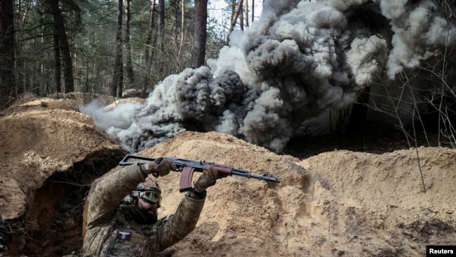 Një ushtar i Gardës Kombëtare të Ukrainës gjatë një stërvitje pranë Kharkovit, 29 shkurt 2024