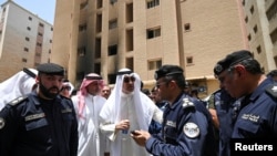 Kuvajtski zvaničnici i policija kod zgrade u kojoj je izbio požar u gradu Mangaf, 12. jun 2024.