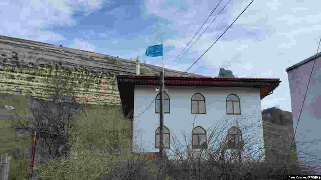 Рядом с мечетью на ветру реет крымскотатарский флаг