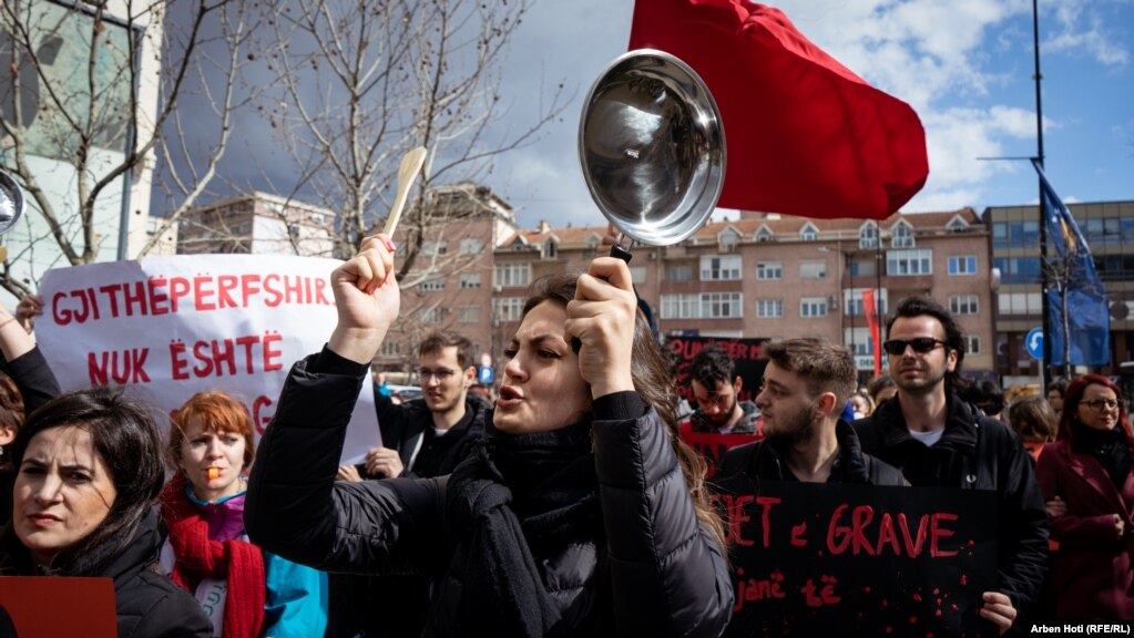 "Gjithëpërfshirja nuk është veç slogan" është vetëm nga pankartat që mbanin protestuesit në marshin e organizuar me rastin e 8 Marsit, Ditës Ndërkombëtare të Gruas, në Prishtinë, ku gratë protestuan për të drejta të barabarta me burrat dhe më shumë siguri.