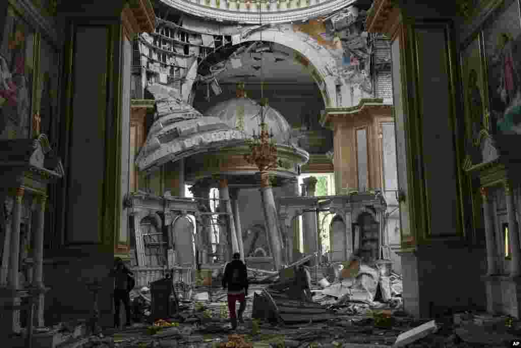 Nad katedralom je prije nekoliko godina kontrolu preuzela autokefalna Ukrajinska pravoslavna crkva, dok je prethodno pripadala proruski nastrojenoj Ukrajinskoj pravoslavnoj crkvi Moskovske patrijaršije. na fotografiji: unutrašnjost katedrale nakon napada, 23. juli