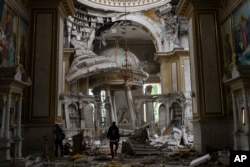 Personel gereja memeriksa kerusakan di Katedral Transfigurasi di Odesa, Ukraina, pada 23 Juli 2023, setelah serangan rudal Rusia.