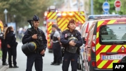 Полицаи охранява периметъра на убийството пред лицея в Арас, Франция, 13 октомври 2023 г.