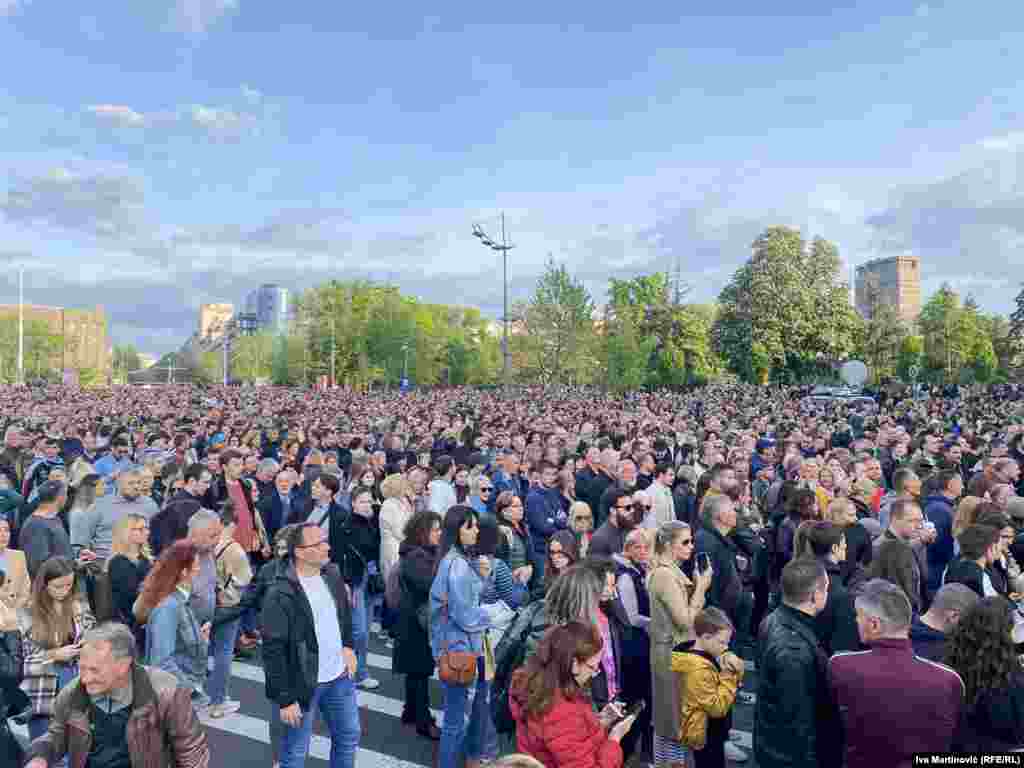 Potom je nepregledna kolona ljudi krenula u potpunoj tišini od platoa ispred Skupštine Srbije, gde su se okupili, ka zgradi Vlade u centru Beograda, 8. maj.