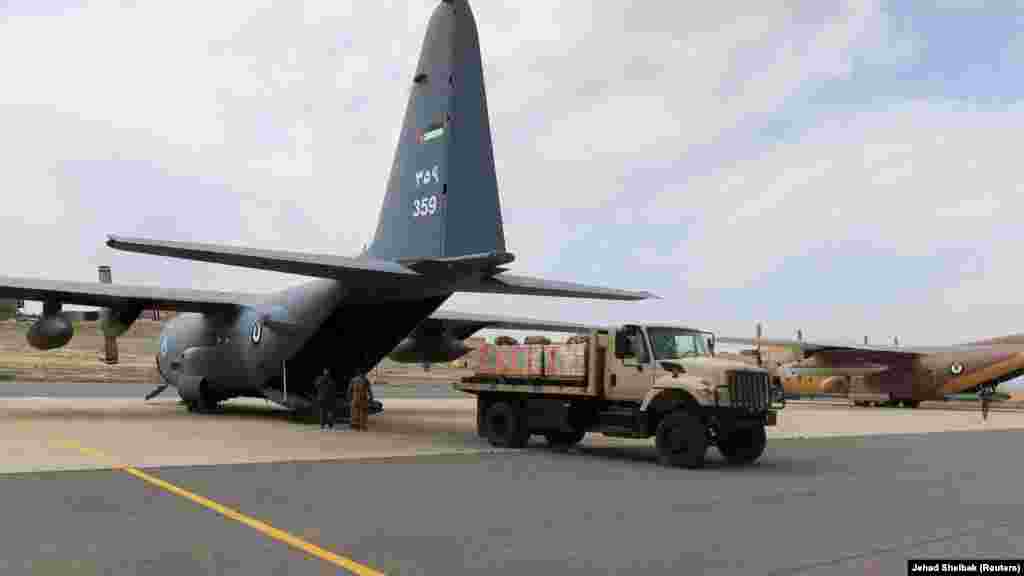 Három jordániai C&ndash;130-as katonai szállító repülőgép csatlakozott négy másik géphez, amelyek Egyiptomból, Katarból, Franciaországból és az Egyesült Arab Emírségekből érkeztek, az eddigi legnagyobb légi segélyezési művelethez, amelyet Gáza fölött hajtottak végre