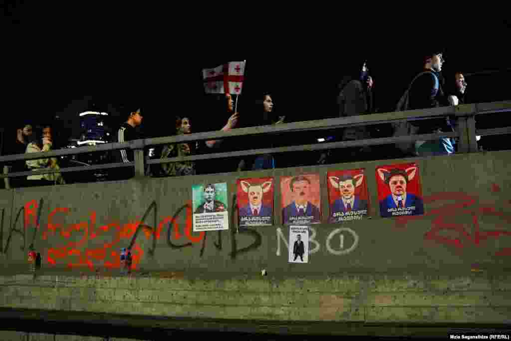 Портретите на лидерите на управляващата партия &bdquo;Грузинска мечта&ldquo; са покрити с графити с надпис &bdquo;Не на руския режим&ldquo;. Грузинците не спират с масовите протести, след като на 9 април отново беше предложен леко променен вариант на закона за чуждестранните агенти.