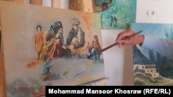 عنایت الله اعلم در حال نقاشی یک تابلوی که در آن خانواده معتاد به مواد نمخدر نشان داده میشود
