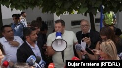  Burhan Ibrahimoviqi duke folur gjatë protestës. 