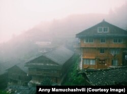 Guilin, China - სურათზე გამოსახულია ბრინჯის ტერასები ნისლიან ამინდში. ერთ-ერთი უმნიშვნელოვანესი სანახაობებით სავსე ადგილია: წყალზე თეატრი; ანიმ ეს ფოტო ერთ-ერთი ტურისტული გასვლისას გადაიღო.