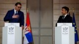Predsednici Srbije i Francuske, Aleksandar Vučić i Emanuel Makron, tokom zajedničkog obraćanja uoči sastanka u Parizu, 8. april 2024.